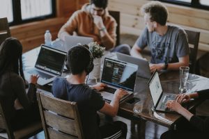 Freelance developers zijn populairder dan ooit te voren, dat hoeven we niemand uit te leggen. Uit eigen onderzoek bleek ook nog eens dat de situatie omtrent corona ervoor heeft gezorgd dat de vraag naar web- en app developers gestegen is met 106%. Bij veel organisaties zijn ze dan ook niet meer weg te denken in het IT team, maar niet voor iedereen is dit bekend terrein. Vandaag beantwoorden wij daarom de vraag: samenwerken met freelance developers, wat zijn de mogelijkheden? De voordelen van freelancers Wat de redenen zijn om een freelancer in te huren, dat kunnen we bij Jellow inmiddels eenvoudig samenvatten: freelancers zijn experts, kunnen kennis overbrengen, zijn flexibel, hebben een ondernemende mindset en ze kunnen helpen bij innovatie. Bovendien bouw je aan en speel je in op de toekomst. De freelance markt zal alleen maar verder groeien en door alvast te ervaren hoe het samenwerken met freelancers gaat, zorg je ervoor dat je later met jouw bedrijf de boot niet mist.